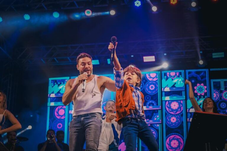 Com apenas 6 anos, fã mirim rouba a cena ao cantar com Wesley Safadão no encerramento da Expoacre Juruá