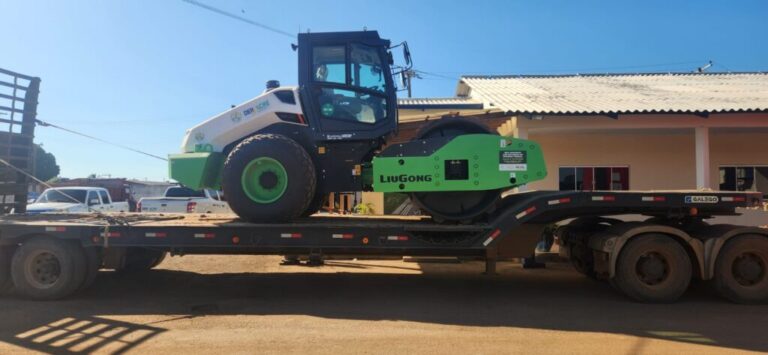 Deracre impulsiona Operação Verão com envio de rolos compactadores a sete municípios do Acre