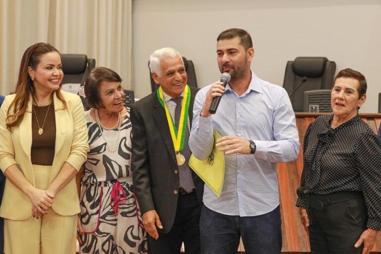 Nicolau homenageia Elson Santiago com Comenda do Mérito Legislativo e exalta legado da família
