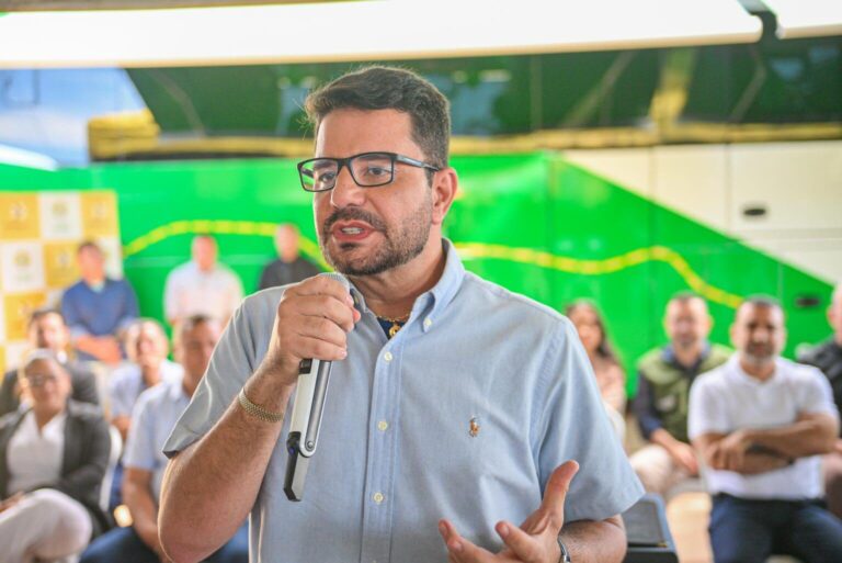 Gladson lança OCA Móvel e entrega equipamentos de segurança a mototaxistas em Porto Acre
