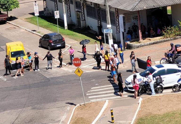 Familiares de detentos fecham Avenida Ceará e rua em frente ao Iapen em protesto contra maus-tratos em presídios