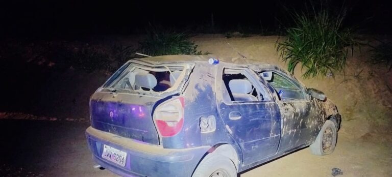 Criança de 9 meses fica ferida e mulher morre após capotamento de carro na BR-317