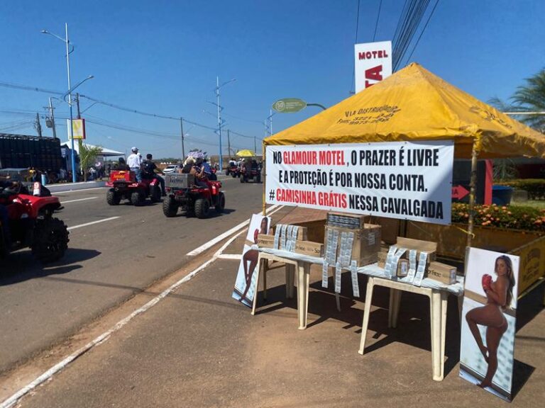 Em ação inusitada, motel distribui camisinhas durante Cavalgada da Expoacre 2025