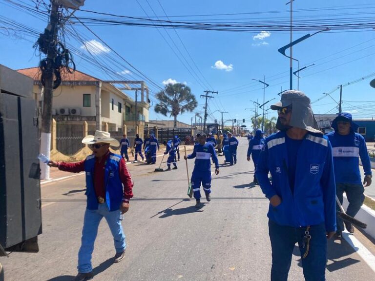 Equipe da SMCCI realiza limpeza durante a Cavalgada da Expoacre 2025
