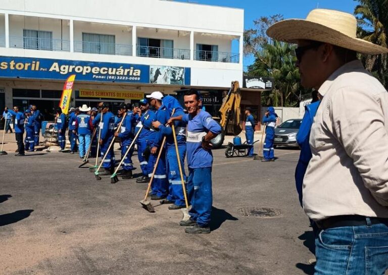 Prefeitura de Rio Branco mobiliza 100 servidores para limpeza da Via Chico Mendes