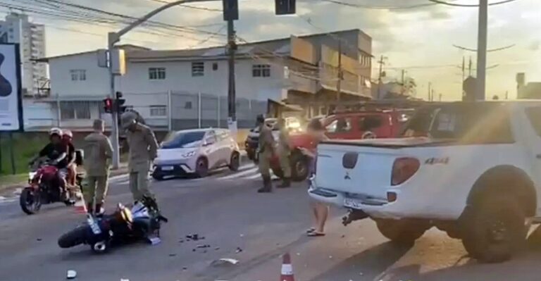 Motociclista de 18 anos fica ferido após bater moto contra caminhonete em Rio Branco