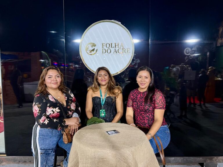 Delegação peruana do projeto Der Innova visita estande da Folha do Acre e destaca papel da imprensa no desenvolvimento regional
