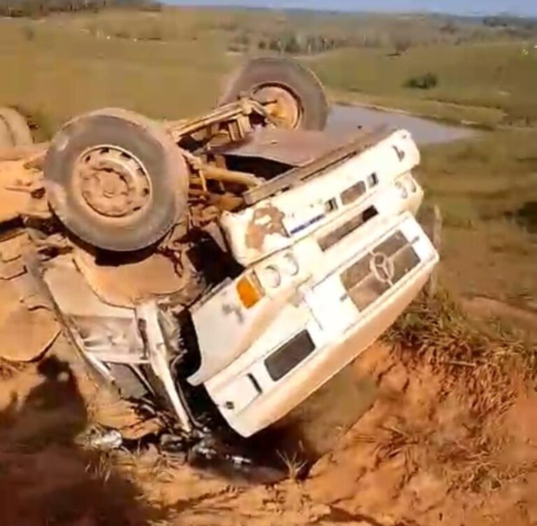 Caminhão carregado de toras tomba em ramal de Sena Madureira