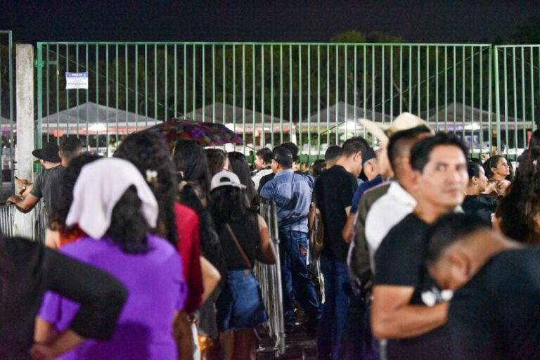 Mesmo com chuva, público comparece à Expoacre para assistir Zezé Di Camargo e Luciano