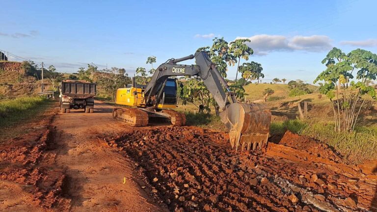 DNIT executa obra emergencial após atoleiro causar bloqueio da BR-317, próximo a Assis Brasil