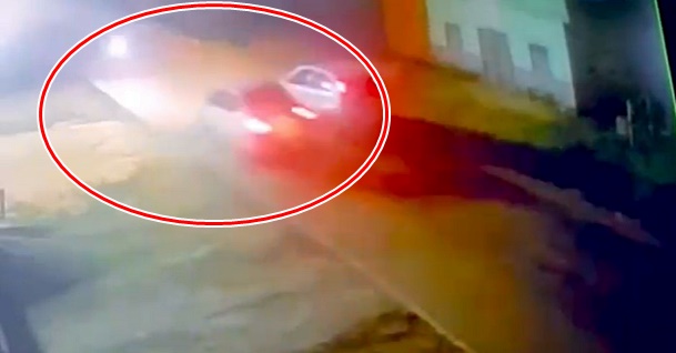 Vídeo mostra momento do acidente que deixou pai e filha gravemente feridos em ramal de Rio Branco