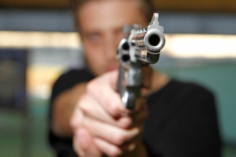 Tiroteio em sítio termina com suspeito baleado e caçada a criminosos em cidade acreana