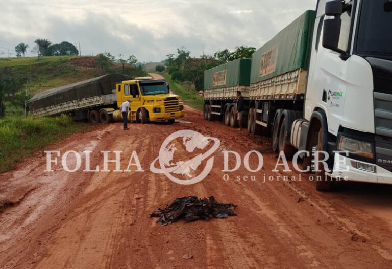 BR-317 é interditada após carretas atolarem e Assis Brasil fica isolada