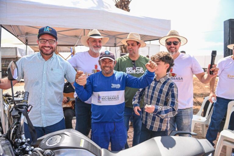 Gladson entrega moto 0 KM para gari durante almoço oferecidos aos trabalhadores da Expoacre