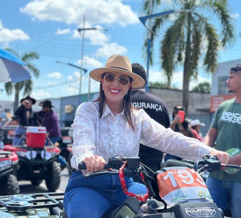 Ausente da capital, Bocalom rasga elogios à esposa Kelen Bocalom, que o representou na cavalgada: “Como está linda”