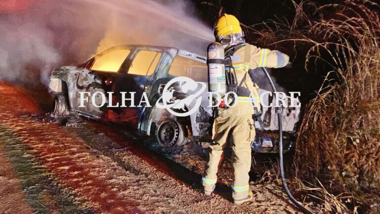 Populares encontram caminhonete pegando fogo às margens de ramal na zona rural de Porto Acre