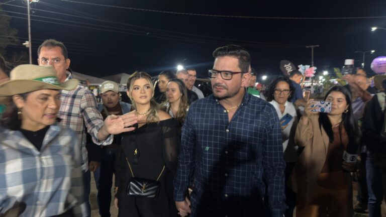 Gladson chega ao lado da namorada Karol Queiroz para abertura da 20ª Expoacre Juruá em Cruzeiro do Sul
