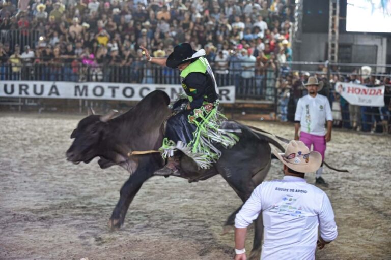 Abertura do Rodeio agita 3ª noite de Expoacre; caminhonete como prêmio aumentou número de competidores