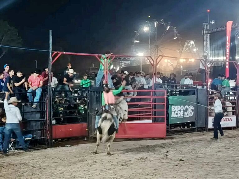 Rodeio tem início na Expoacre Juruá em Cruzeiro do Sul com arena nova e 56 peões