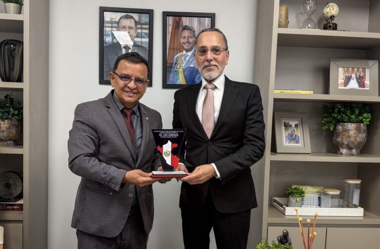 Gonzaga é homenageado por cônsul peruano pelos serviços prestados em prol da integração comercial entre Acre e Peru