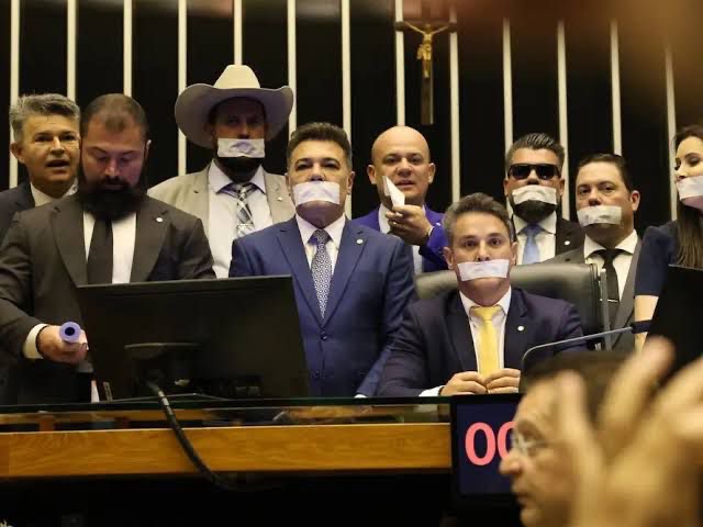 Com esparadrapo na boca, oposição ocupa plenários e força cancelamento de sessões no Congresso após prisão de Bolsonaro
