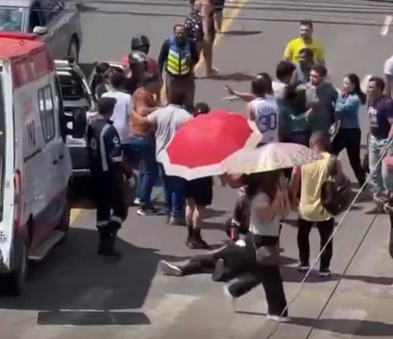 Casal fica ferido em acidente entre moto e carro em Cruzeiro do Sul; tumulto é registrado durante atendimento