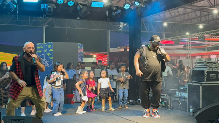 Os Cobras Dance agita o palco cultural do Sebrae na sétima noite da Expoacre
