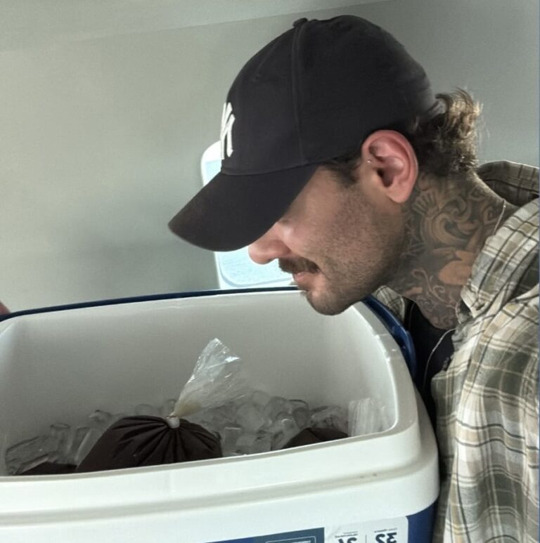 Após show em Feijó, cantor Lucas Lucco embarca em avião com térmica cheia de açaí