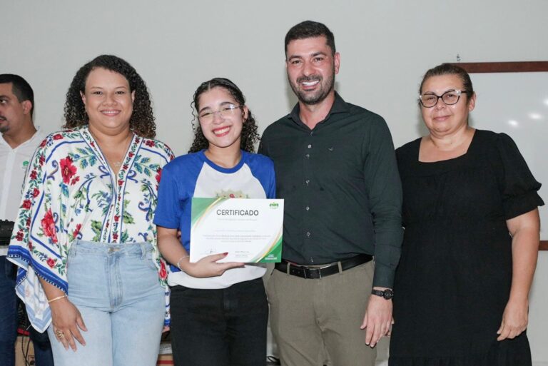 Nicolau Júnior leva o Redação Nota Mil para escola campeã de aprovados no ENEM