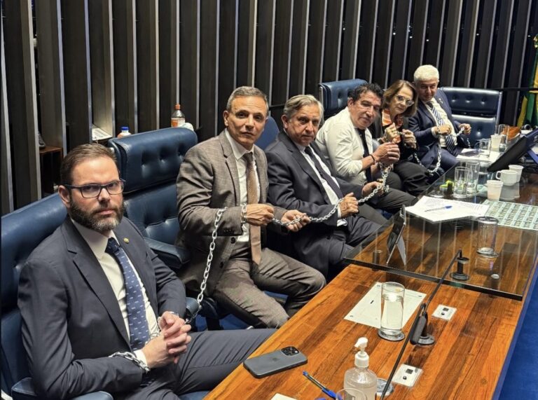 Márcio Bittar se acorrenta no plenário do Senado em protesto pelo impeachment de Alexandre de Moraes