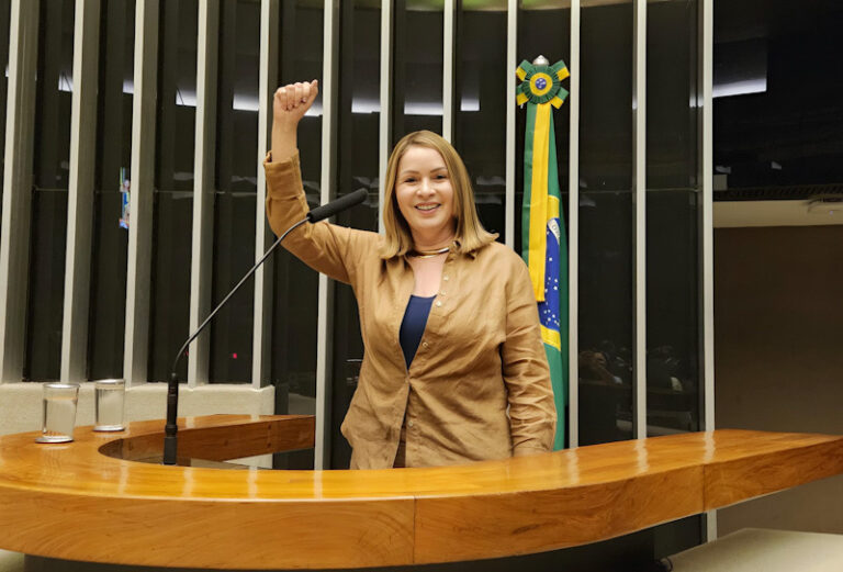 Com relatoria favorável de Socorro Neri, Câmara aprova projeto que garante contagem de tempo de serviço a servidores
