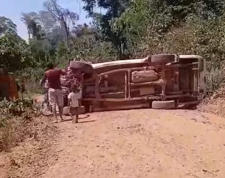 Caminhonete tomba após colidir com tronco de árvore em ramal de Sena Madureira