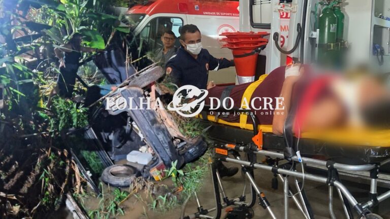 Pastora cai com carro dentro de esgoto e idosa fica ferida, no Bujari