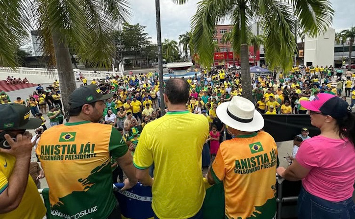 Apoiadores de Bolsonaro protestam contra Moraes e Lula e pedem anistia a presos no 8 de janeiro durante ato em Rio Branco
