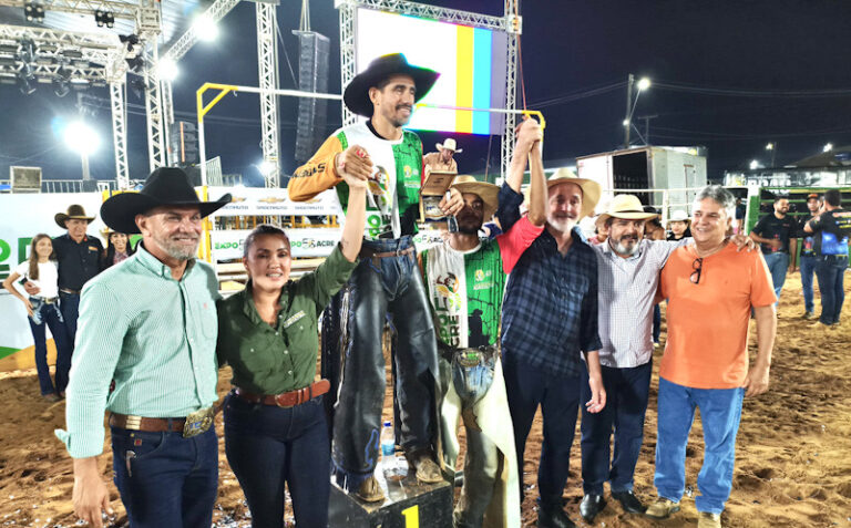 Campeão do Rodeio da Expoacre 2025 brinca sobre fama: “Dá trabalho ser famoso, montar boi é mais fácil”