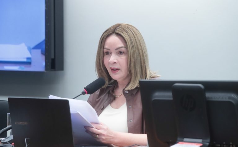 Socorro Neri defende aprovação de piso salarial para técnicos e administrativos da educação