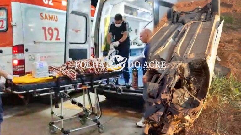 Mãe e filho de 2 anos ficam em estado grave após carro capotar na Estrada da Variante, em Xapuri