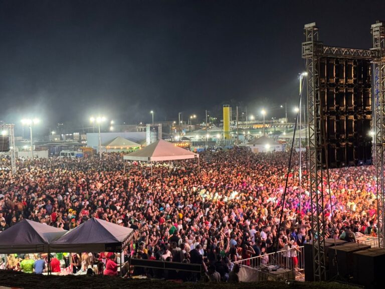 Evoney Fernandes encerra Festival da Farinha com multidão, em Cruzeiro do Sul