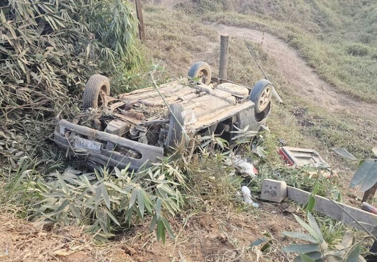 Carro capota, cai em ribanceira e seis pessoas ficam feridas em Brasiléia