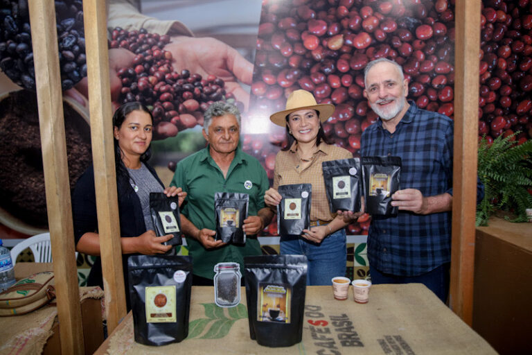 Mailza visita cadeias do cacau, café, mel e agricultura familiar e janta no espaço da Economia Solidária na Expoacre