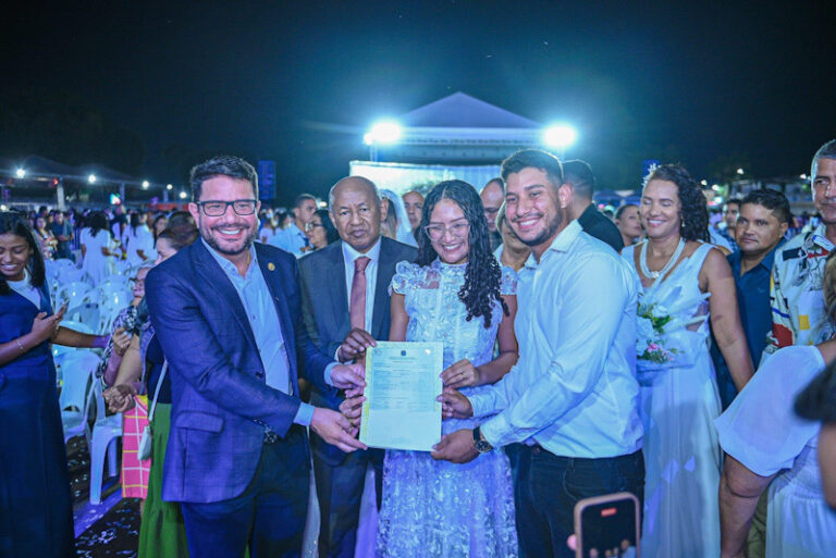 Gladson participa de casamento coletivo que oficializou união de 380 casais na Expoacre 2025