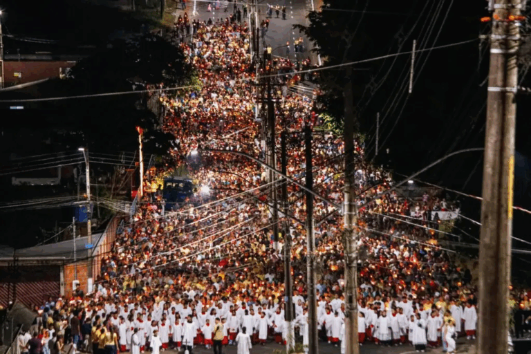 Milhares de fiéis acompanham procissão do Novenário de Nossa Senhora da Glória em Cruzeiro do Sul