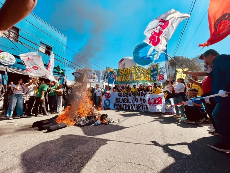 Em frente ao Consulado Americano, estudantes protestam contra Trump em SP