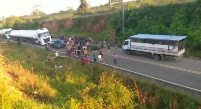 Moradores bloqueiam BR-364 em Cruzeiro do Sul para cobrar manutenção do Ramal 5