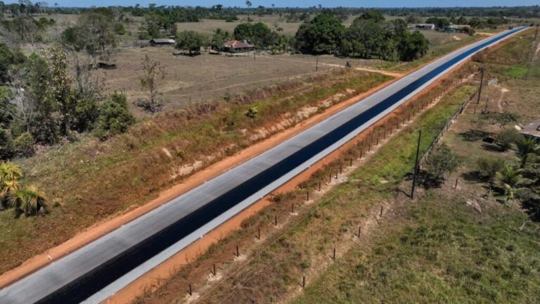 Deracre avança na etapa de imprimação da rodovia AC-445, entre Bujari e Porto Acre