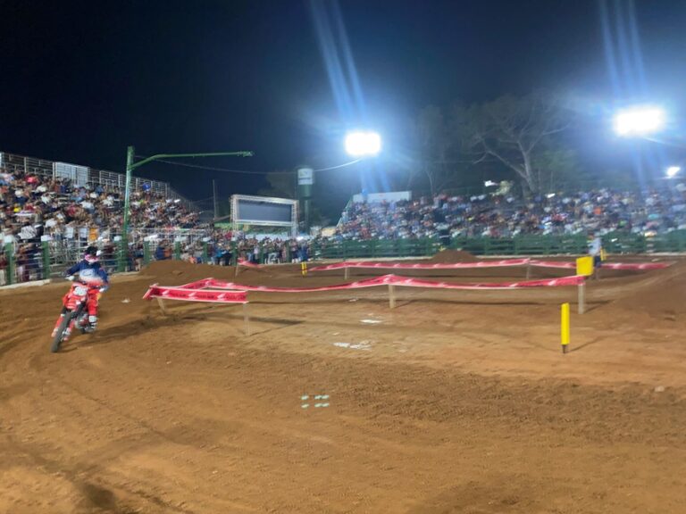 Palco de rodeios da Expoacre se transforma em arena de motocross e atrai multidão com manobras radicais