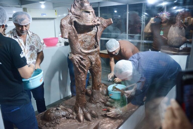 Estátua de chocolate do Mapinguari é quebrada e chocolate é distribuído ao público no encerramento da Expoacre