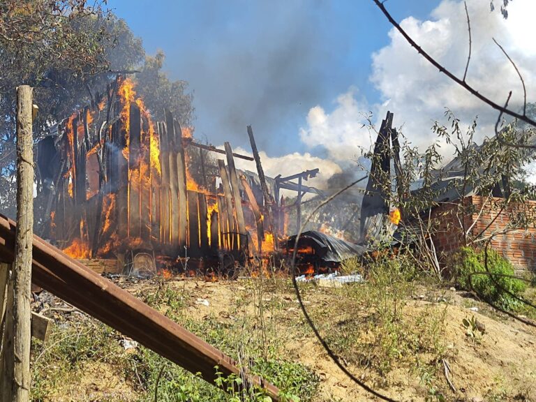 Mãe e três filhos escapam da morte após casa pegar fogo no interior do Acre