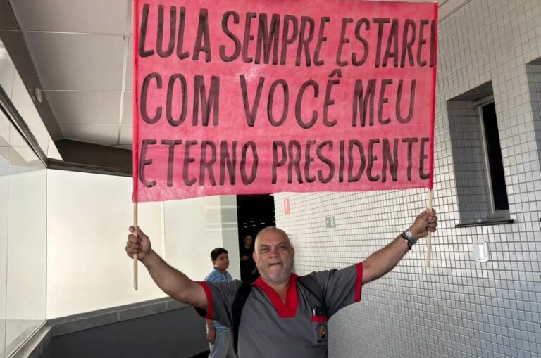 Empresário e ex-morador de rua recepciona Lula com cartaz e declara gratidão por projeto que mudou sua vida