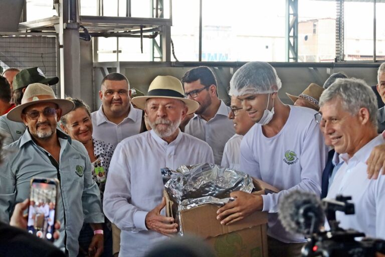 Lula visita Cooperacre em Rio Branco e cumprimenta trabalhadores